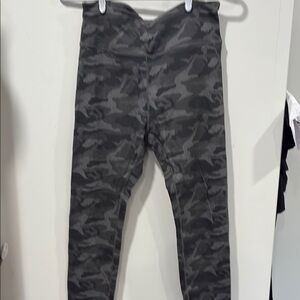 Vuori High-Waist Camo Leggings - Black and Gray